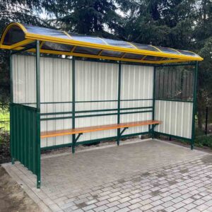 wiata przystankowa z blachy trapezowej i szkła hartowanego