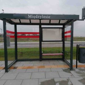 wytrzymała wiata przystankowa z gablotą nazwą przystanku i znakiem D15
